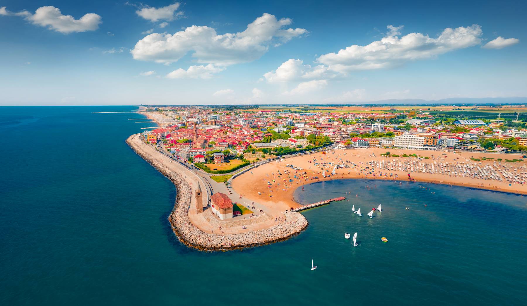 Caorle vista dall'alto con il centro storico e la spiaggia