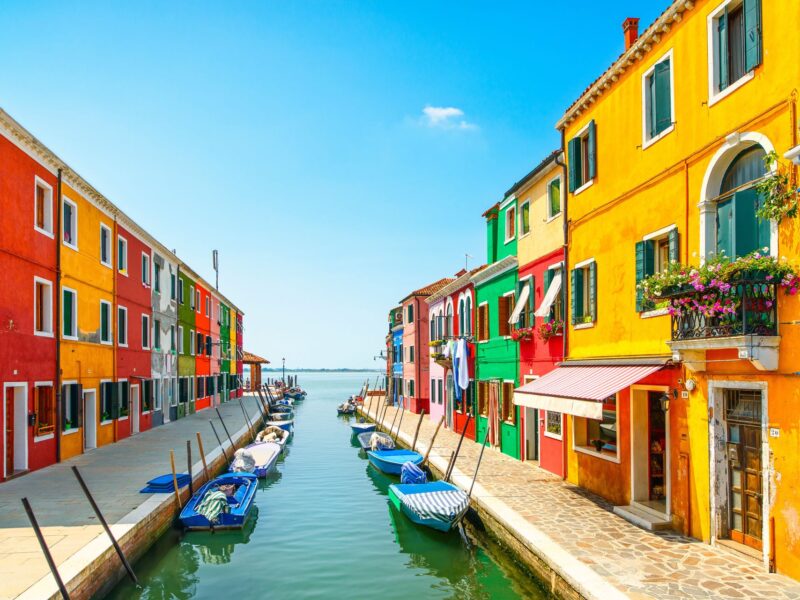 Case colorate e barche lungo un canale di Burano, nella laguna di Venezia
