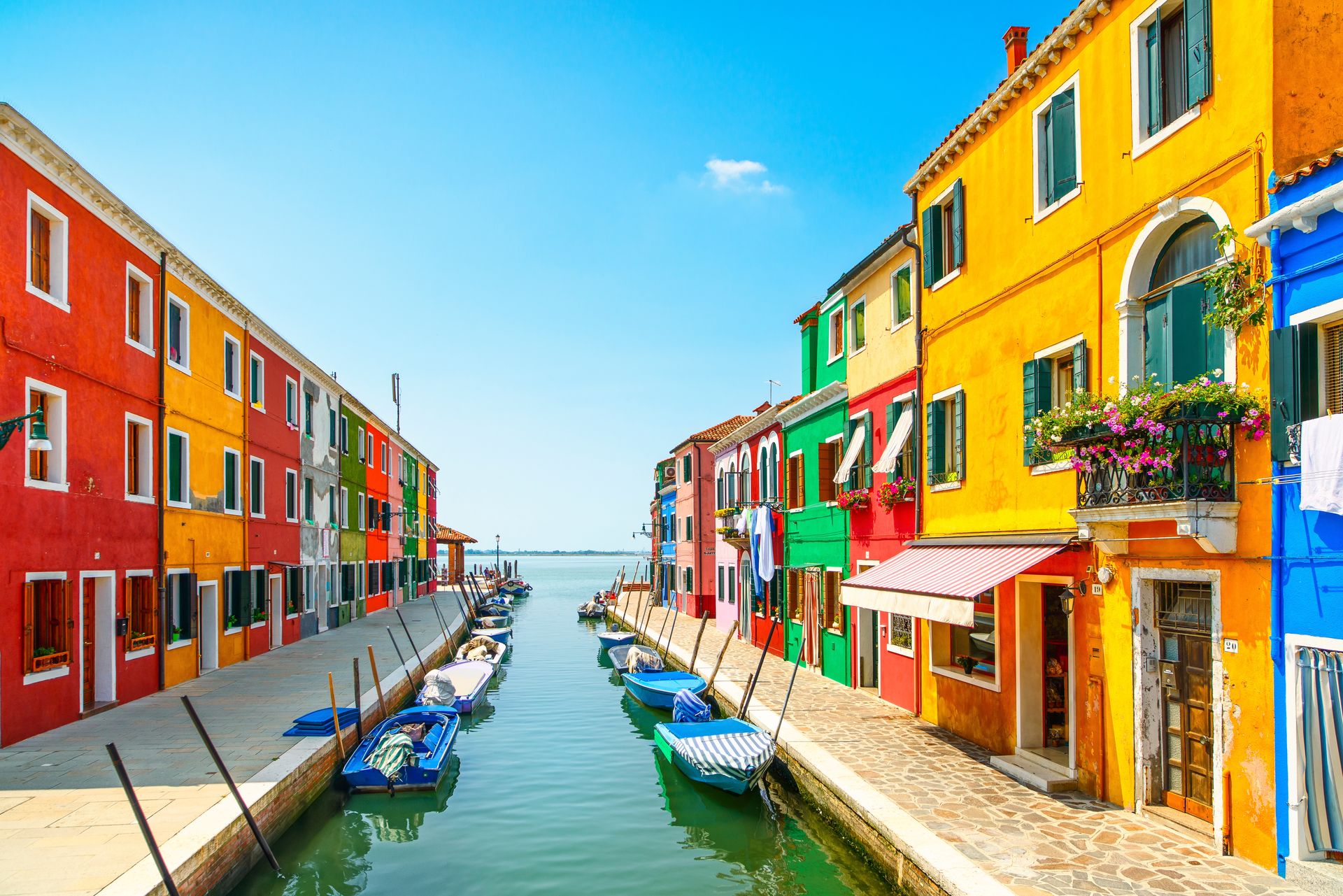 Case colorate e barche lungo un canale di Burano, nella laguna di Venezia