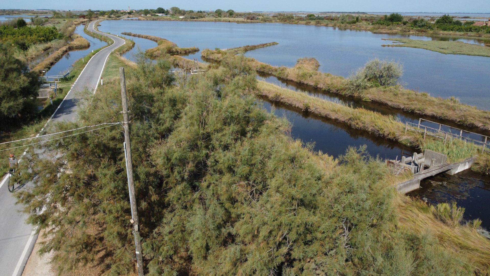 Veduta aerea delle barene e della strada per Lio Piccolo nella laguna di Venezia