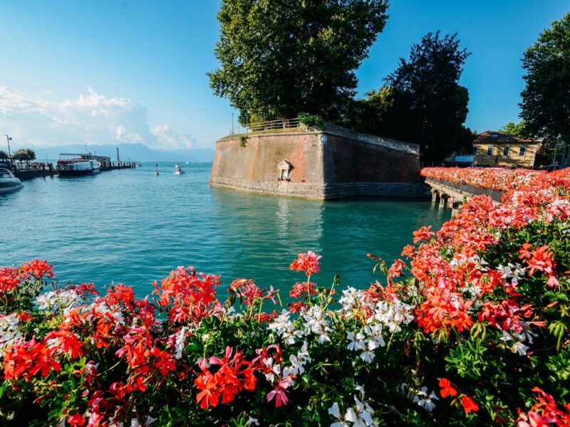 Le mura veneziane di Peschiera del Garda sul canale