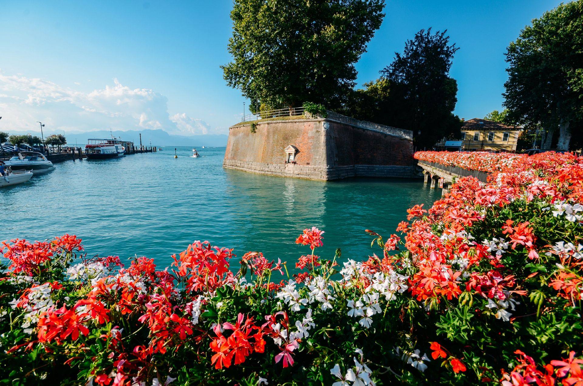 Le mura veneziane di Peschiera del Garda sul canale