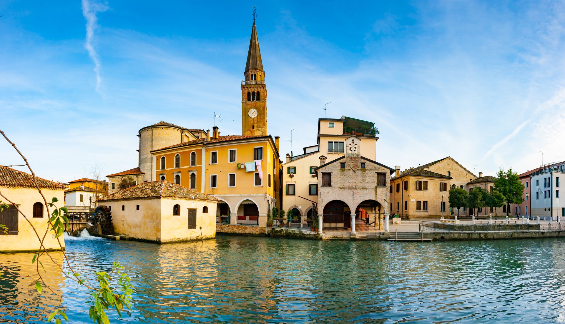 Portogruaro e il fiume Lemene con i mulini e il campanile