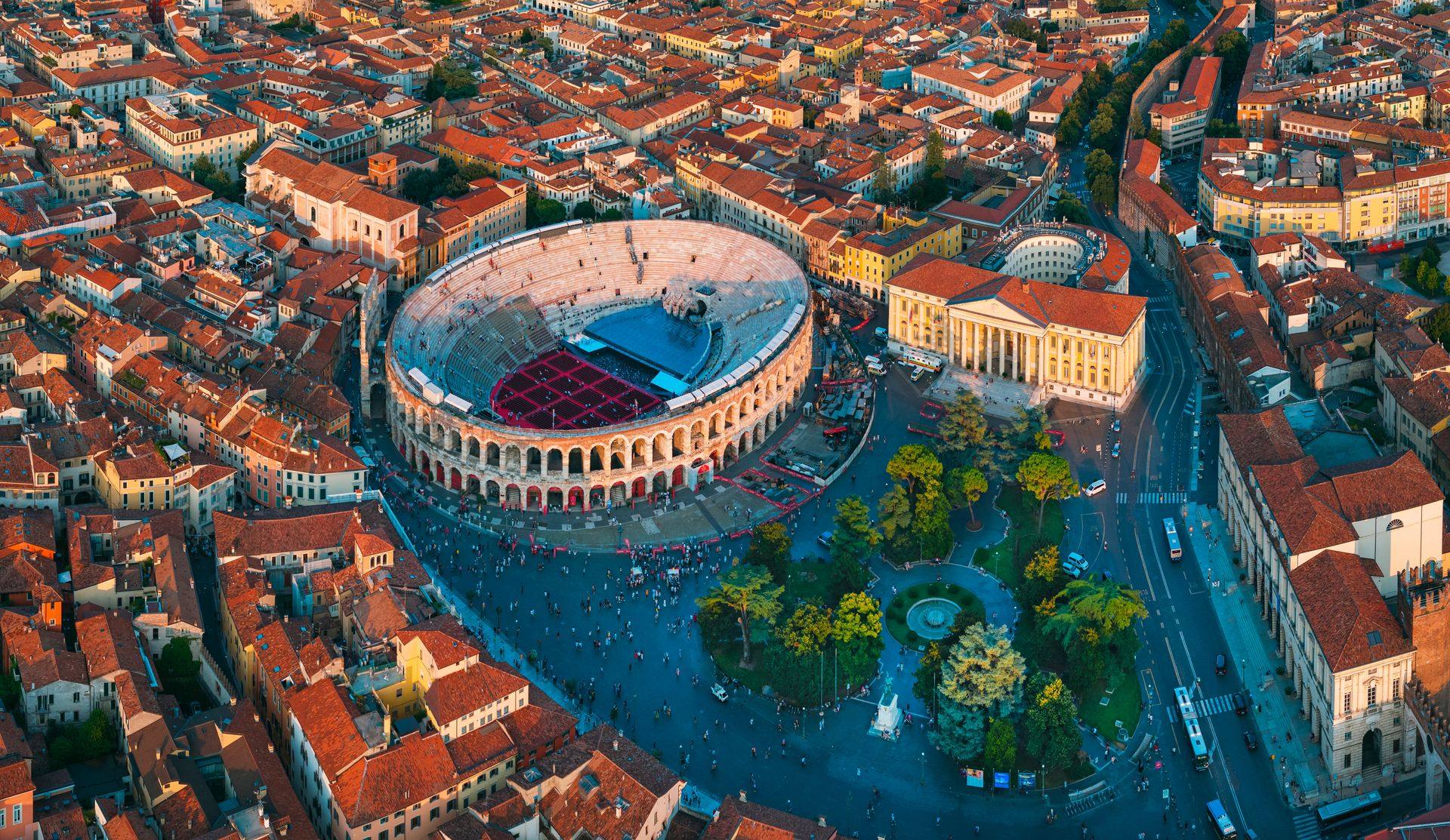 L'Arena di Verona in Piazza Bra vista dall'alto