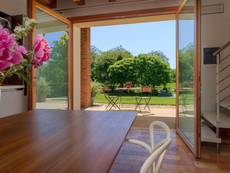 Vista sul giardino dalla cucina