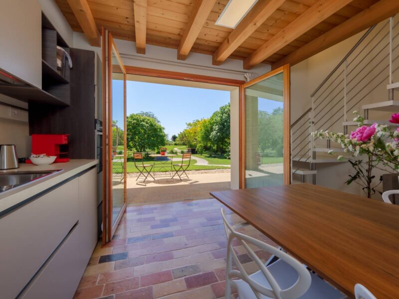 Appartamento due camere, cucina aperta sul giardino
