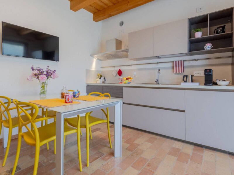 Cucina attrezzata e tavolo da pranzo