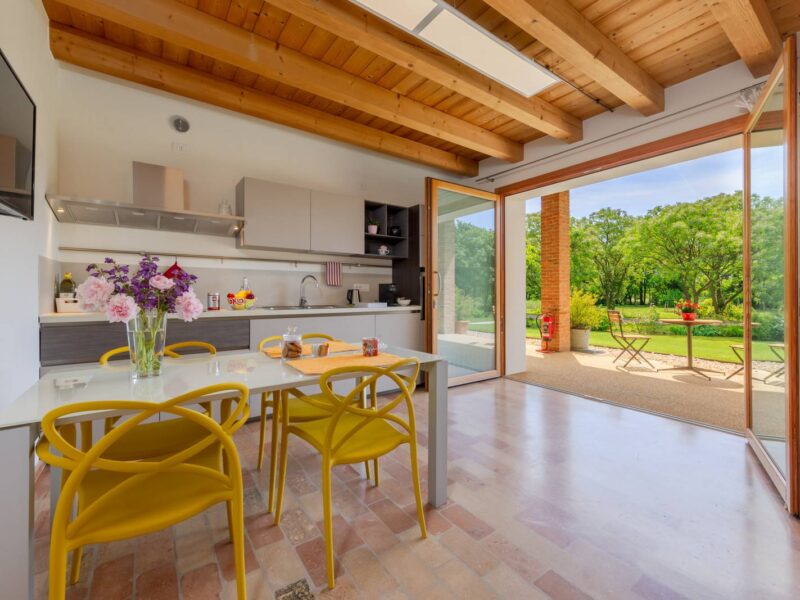 Cucina con vetrata sul giardino