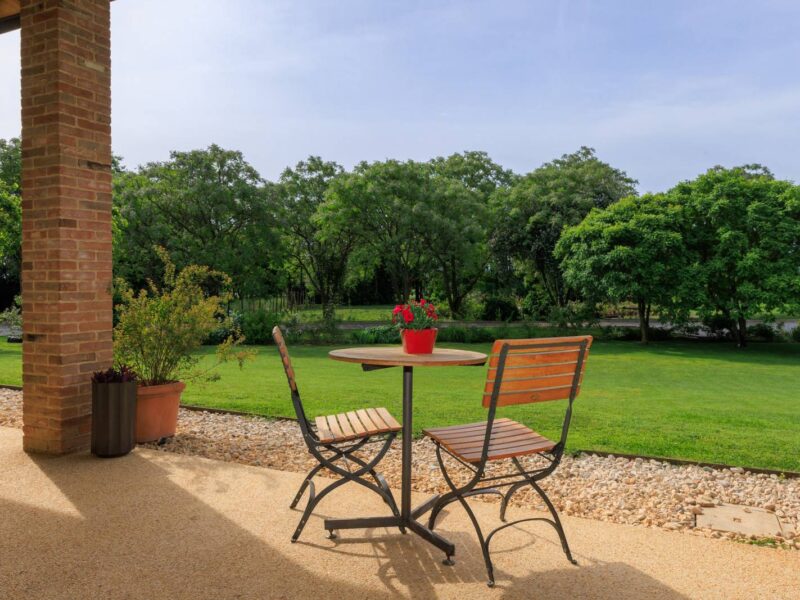 Vista sul giardino dal portico