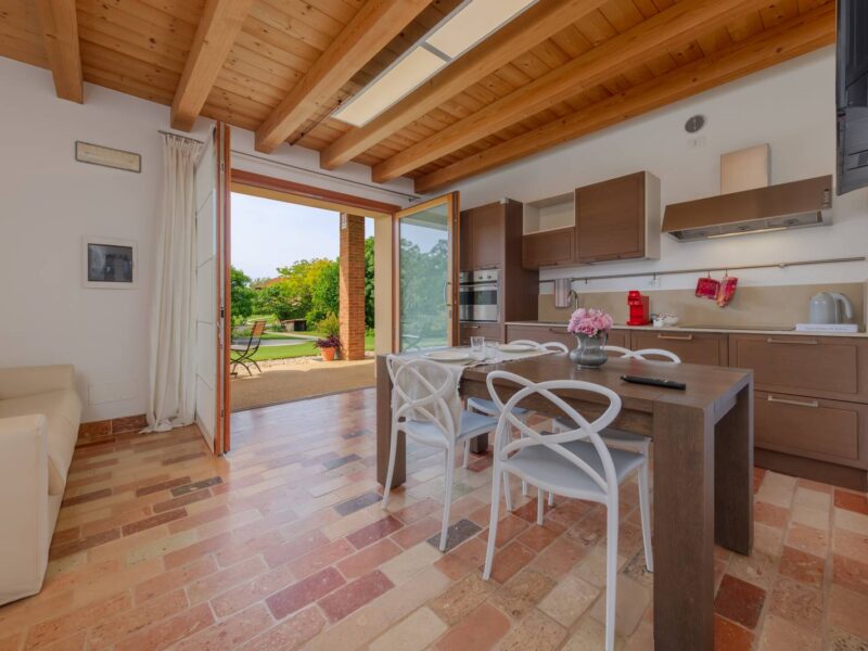Soggiorno con cucina e accesso al portico