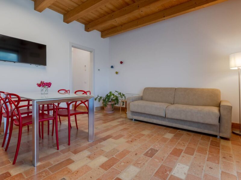 Tavolo da pranzo e divano letto