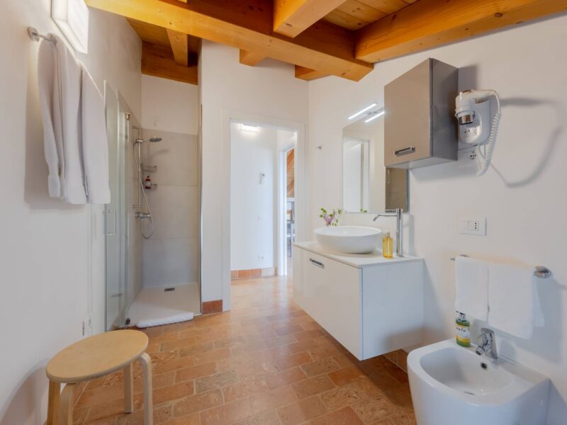 Bagno con doccia dell'openspace