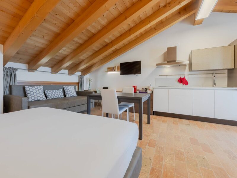 Cucina, tavolo, scrivania e divano dell'openspace