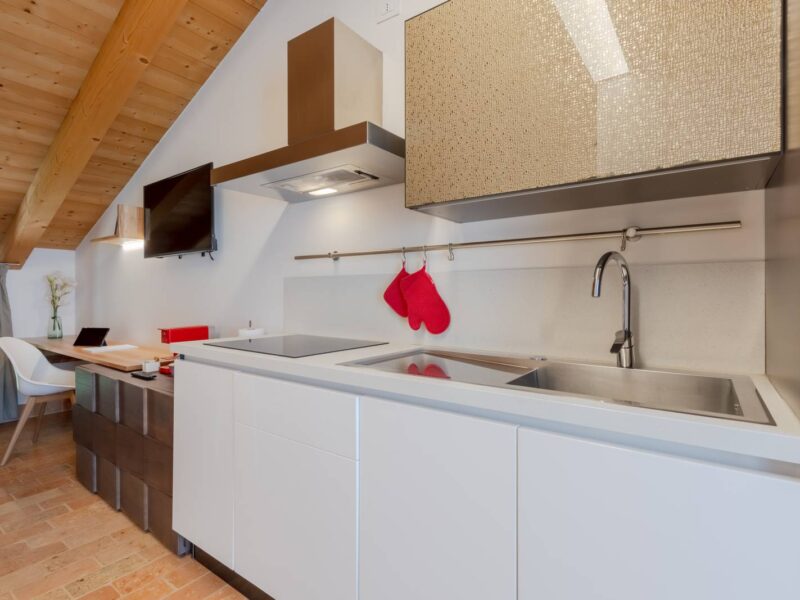 Cucina e scrivania dell'openspace